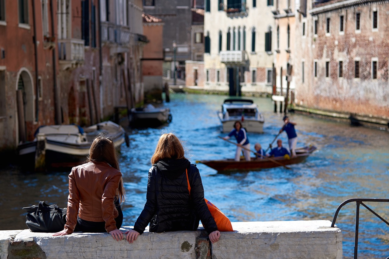 Explore Venice’s canals with traditional rowing lessons